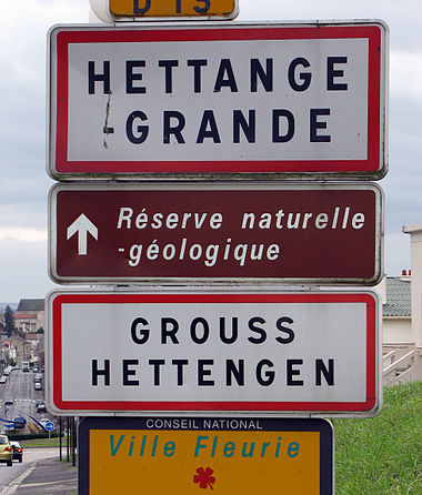 Panneau entrée de ville Hettange-Grande avec traduction francique, source Wikipedia